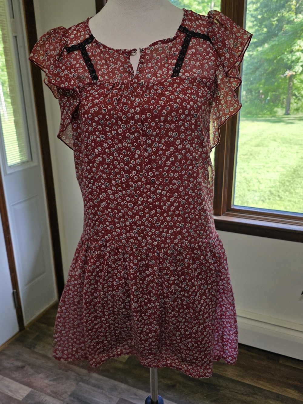 Red Floral Ruffle-Sleeve Mini Dress with Keyhole Detail